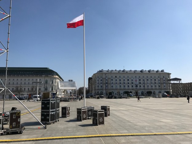 Przygotowania na pl. Piłsudskiego w przededniu 8. rocznicy katastrofy smoleńskiej /Michał Dukaczewski /RMF FM