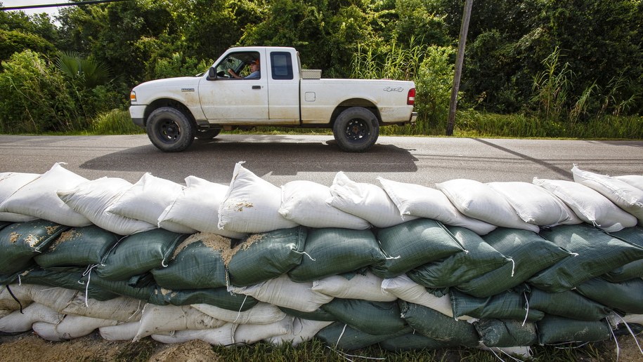Przygotowania przed przyjściem huraganu /DAN ANDERSON  /PAP/EPA