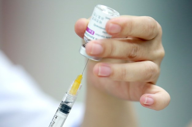 Przygotowanie dawki szczepionki AstryZeneki /LUONG THAI LINH /PAP/EPA