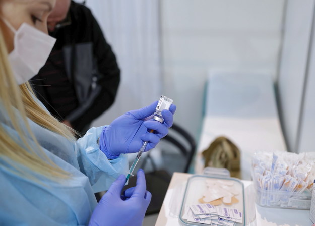 Przygotowanie do szczepienia przeciw COVID-19 w punkcie na terenie lodowiska Tafla w Gliwicach /Andrzej Grygiel /PAP