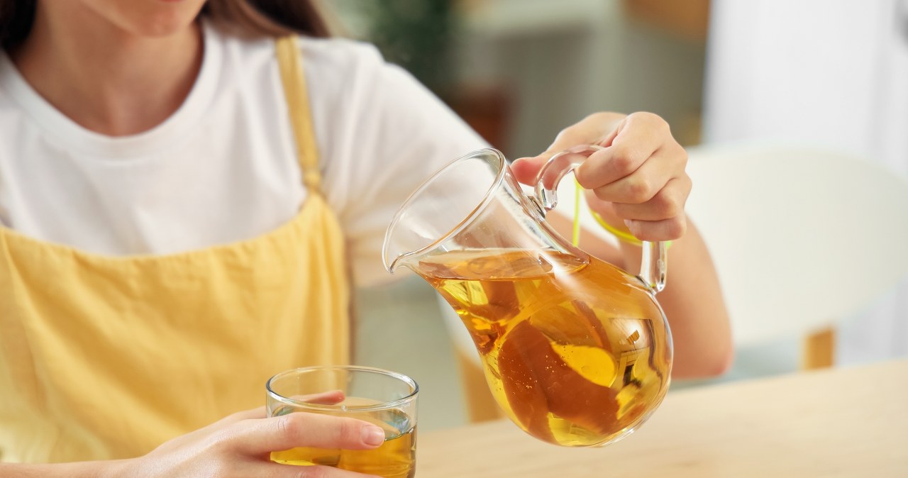 Przygotowanie łagodnego toniku octowego /123RF/PICSEL