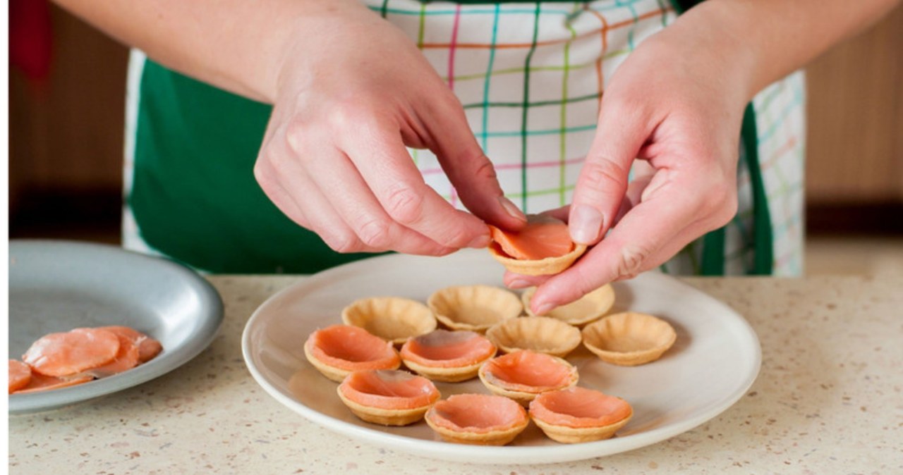 Przygotowanie tarteletek jest dużo prostsze niż sałatek czy jajek faszerowanych /dolphytv /123RF/PICSEL