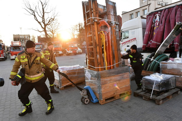 Przygotowanie transportu sprzętu pożarniczego dla strażaków na Ukrainie /Adam Warżawa /PAP