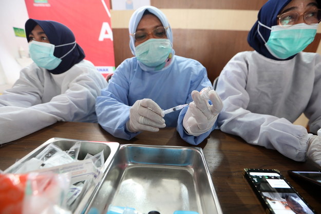 Przygotowanie zastrzyku z dawką chińskiej szczepionki Sinovac przeciw Covid-19. Banda Aceh, Indonezja /HOTLI SIMANJUNTAK    /PAP/EPA