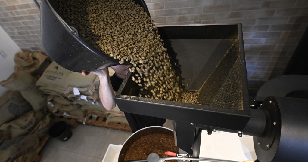 Przygotowanie ziaren kawy do palenia w kawiarni w Brazylii (zdj. ilustracyjne) /Mateus Bonomi/Anadolu Agency  /AFP