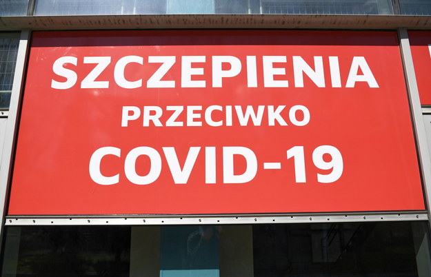 Przygotowany do uruchomienia punkt szczepień masowych w Regionalnym Centrum Widowiskowo-Sportowym im. Jana Strzelczyka w Rzeszowie /Darek Delmanowicz /PAP