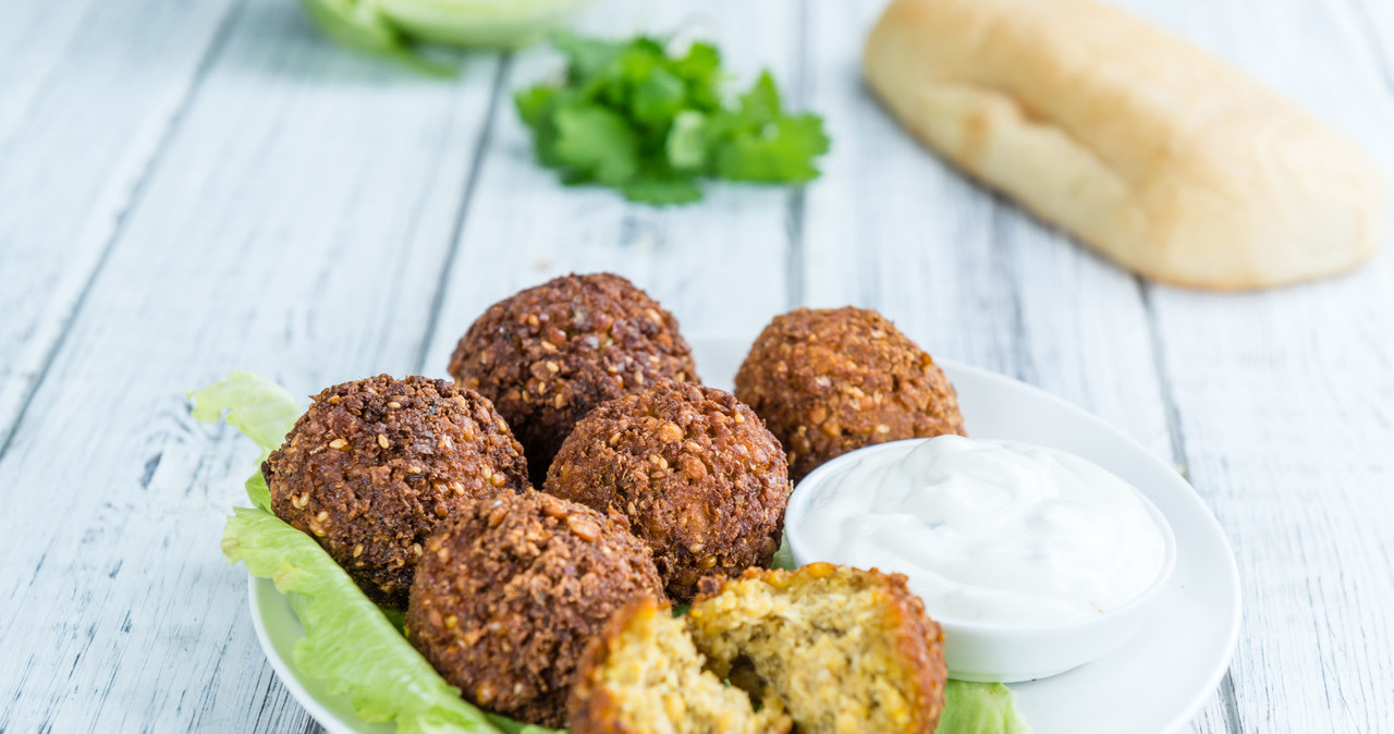 Przygotowując falafele, bardzo ważne jest, aby składniki zmielić w maszynce, a nie w blenderze. /123RF/PICSEL