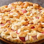 Przygotowuję proste ciasto, na wierzchu układam rabarbar. Ten smak to obłęd