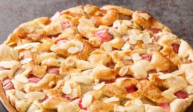 Przygotowuję proste ciasto, na wierzchu układam rabarbar. Ten smak to obłęd