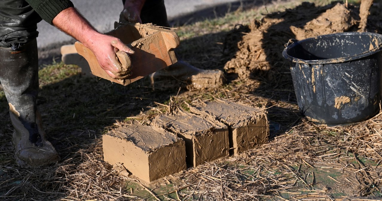 Przygotowywanie cegieł z gliny i słomy w miejscowości Acs w północno-zachodnich Węgrzech /Attila Kisbenedek /AFP