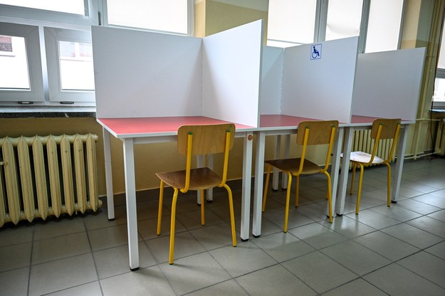Przygotowywanie lokalu do glosowania w jednej z obwodowych komisji wyborczych w Rzeszowie /Darek Delmanowicz /PAP