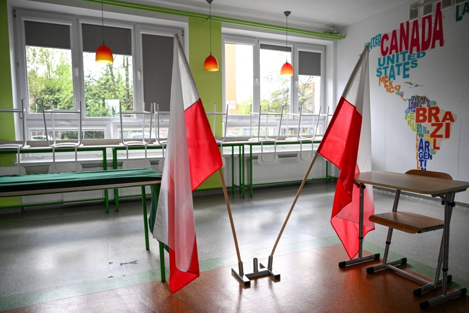 Przygotowywanie lokalu do glosowania w jednej z obwodowych komisji wyborczych w Rzeszowie /Darek Delmanowicz /PAP