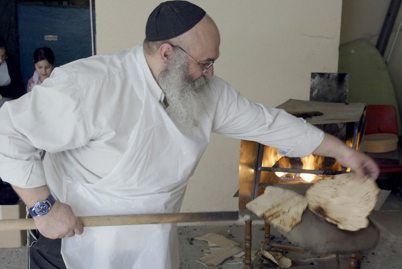 Przygotowywanie macy na Pesach /Polaris Images /East News