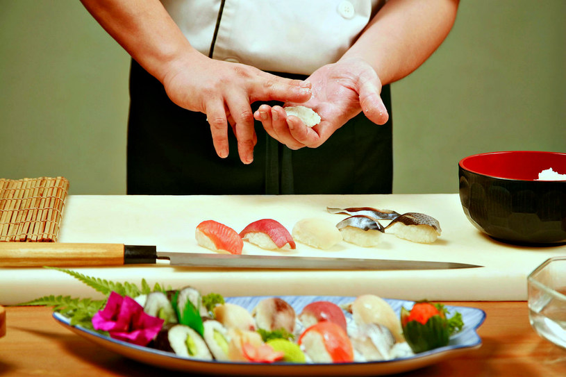 Przygotowywanie sushi to nauka mogąca trwać nawet całymi latami /123RF/PICSEL