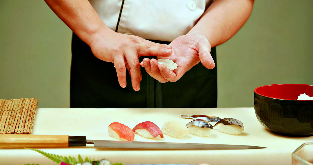 Przygotowywanie sushi to nauka mogąca trwać nawet całymi latami /123RF/PICSEL