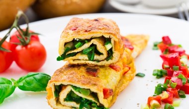 Przygotuj roladę omletową, dobrze zaczniesz dzień. Syci i jest bardzo zdrowa