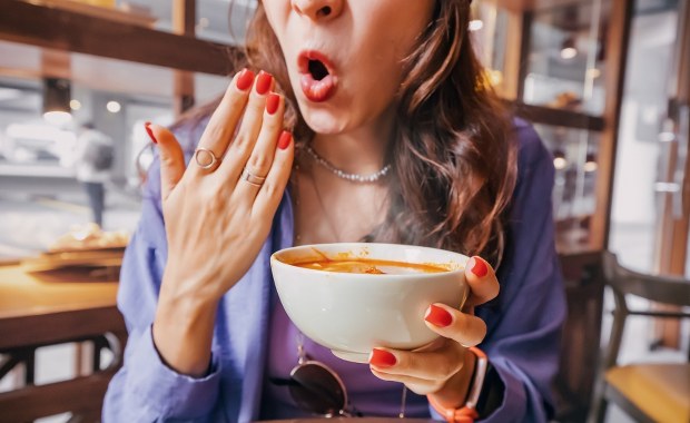 Przygotuj szklankę wody, bo to ogień na talerzu. Najpopularniejsze ostre dania, które musisz spróbować