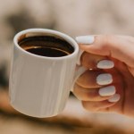 Przygotuj w domu prosty peeling kawowy. W 10 minut skóra stanie się gładka za grosze