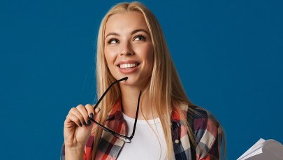 Przygryzasz różne przedmioty? Uszkodzisz sobie nie tylko zęby!