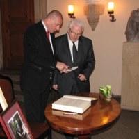 Wrocławianie wpisują się do księgi kondolencyjnej dla Vaclava Havla