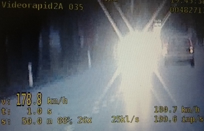 "Przyjazne pozdrowienie" światłami drogowymi przez spychanego z drogi kierowcę /Policja