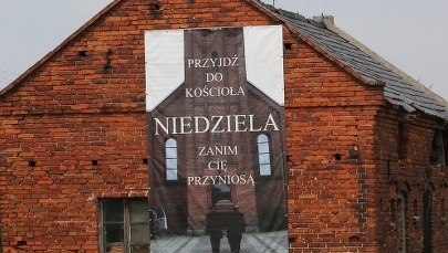 "Przyjdź do kościoła, zanim cię przyniosą”. Proboszcz plakatem zachęca do chodzenia na msze