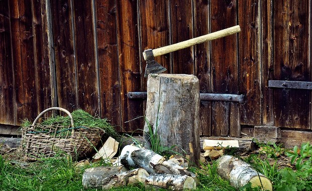 Przyjechał do syna, siekierą zdemolował dom. Zarzuty dla furiata z Rybnika