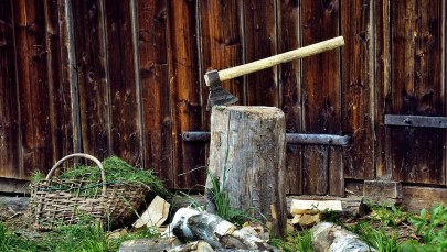 Przyjechał do syna, siekierą zdemolował dom. Zarzuty dla furiata z Rybnika