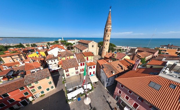 Przyjechał z rodziną na wakacje, trafił do więzienia. Pomylili go z przestępcą