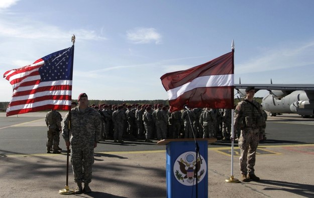 Przyjęcie amerykańskich żołnierzy w łotewskiej bazie w Adażi /VALDA KALNINA /PAP/EPA