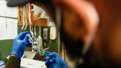 Przyjęły dawki przypominające szczepionki, ale mimo to zaraziły się Omikronem