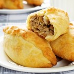 Przyjemnie chrupią, farsz rozpływa się w ustach. Pierogi inne niż nasze tradycyjne