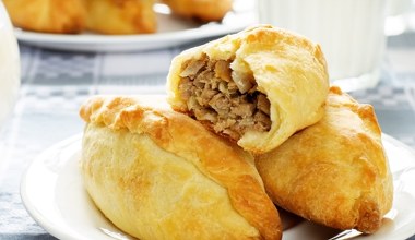 Przyjemnie chrupią, farsz rozpływa się w ustach. Pierogi inne niż nasze tradycyjne