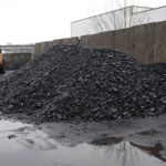 Przyjeżdżają do Polski i masowo wykupują zapasy węgla. "Pelletu nie ruszają"