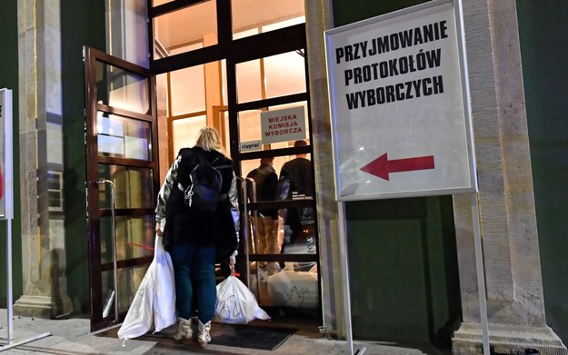 PiS wygrywa w sejmiku mazowieckim, nie ma samodzielnej większości