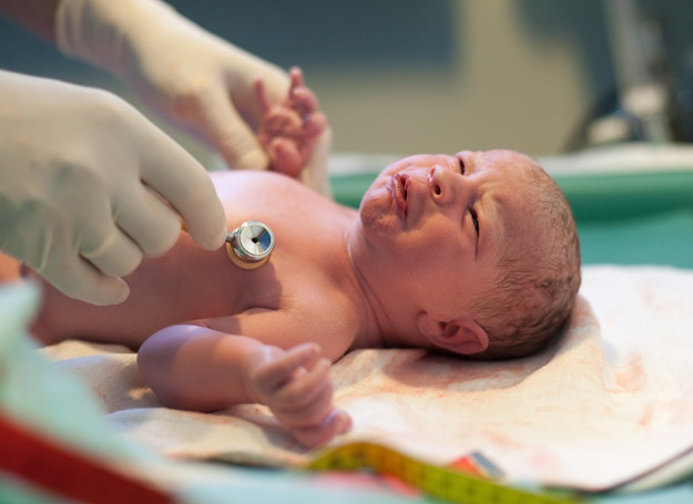 Przykadków śmierci noworodków wskutek zaniedbań ze strony personelu szpitala jest coraz więcej. /123RF/PICSEL