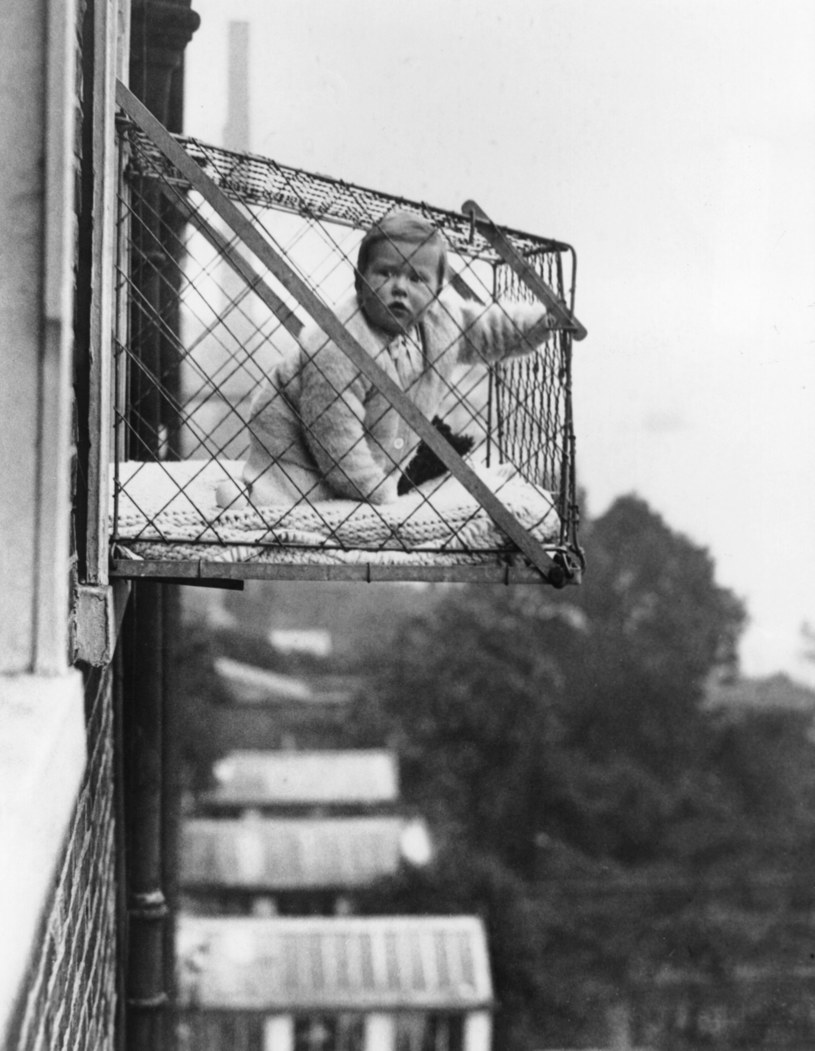 Przykład drucianej klatki, którą rada gminy East Poplar w Londynie proponuje zainstalować na zewnątrz okien kamienicy, aby dzieci mogły korzystać ze świeżego powietrza i słońca (1934 r.) /Fox Photos/Getty Images /Getty Images