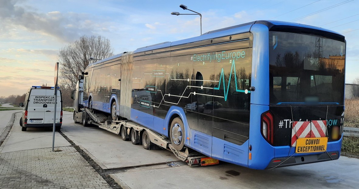 Przykład, jak nie należy przewozić przegubowego autobusu /ITD