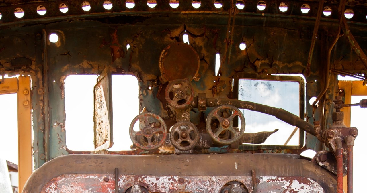 Przykład pareidolii - na zdjęciu starego kotła z lokomotywy dostrzeżono "oczy, nos i usta" /123RF/PICSEL