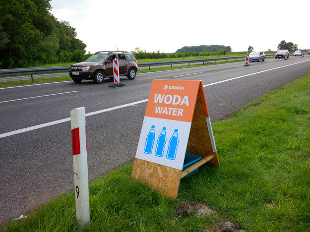 Przykład tego, jak GDDKiA "dba" o kierowców - zamiast lepszego rozplanowania i oznakowania remontów, woda przy drodze dla osób, które na wiele godzin utknęły w korkach /INTERIA.PL