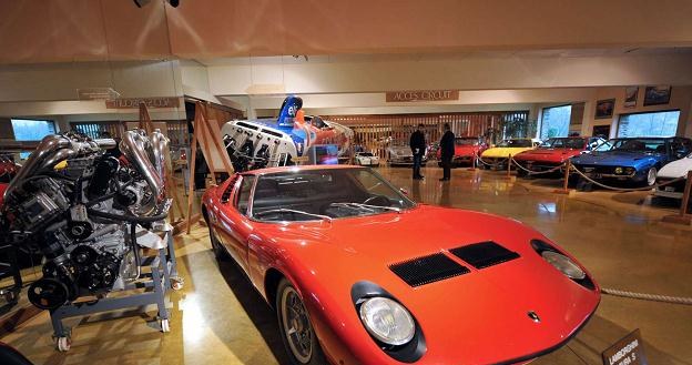 Przykładem samochodowej perełki może być Lamborghini Miura z 1970 roku /AFP
