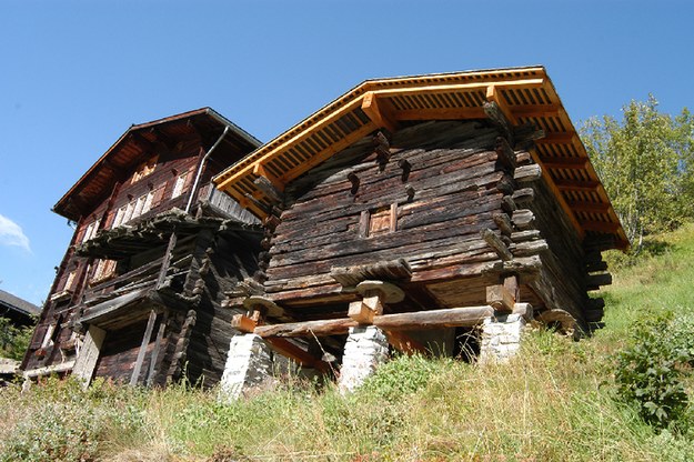 Przykładowe budynki, których drewno wykorzystano do badań. Dolina Lötschental w Szwajcarii /Willy Tegel /Materiały prasowe