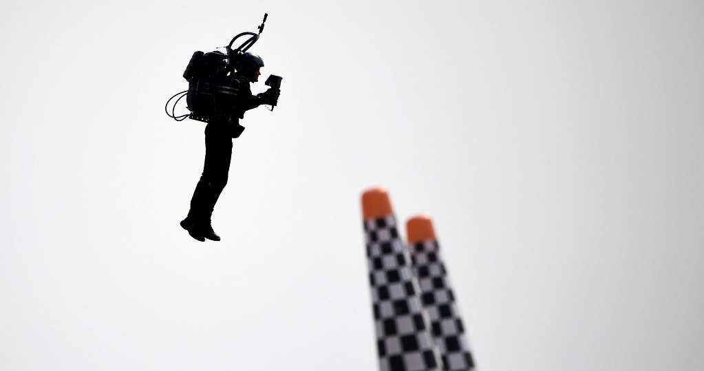 Przykładowy mężczyzna latający przy pomocy plecaka odrzutowego - zawody Red Bull Air Race World Championship. /AFP