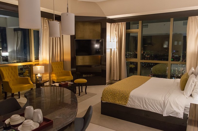 Przykładowy pokój hotelowy na 68. piętrze /Tristan Surtel/CC BY-SA 4.0 /Wikimedia