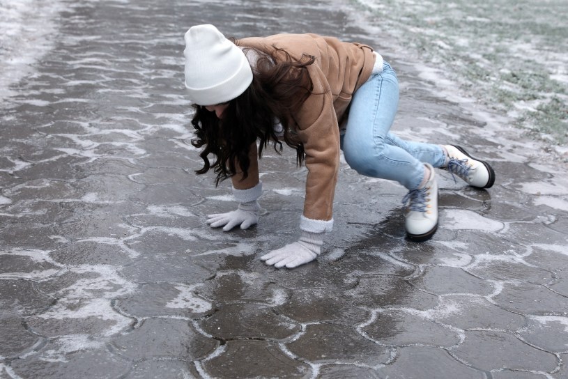 Przyklej na podeszwę znak X. Tani patent na śliskie buty