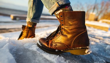 ​Przyklej to do podeszwy butów. Śliskie chodniki przestaną być wyzwaniem