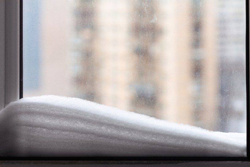 Przyklej w oknie. Rachunki za ogrzewanie spadną szybciej niż temperatura zimą