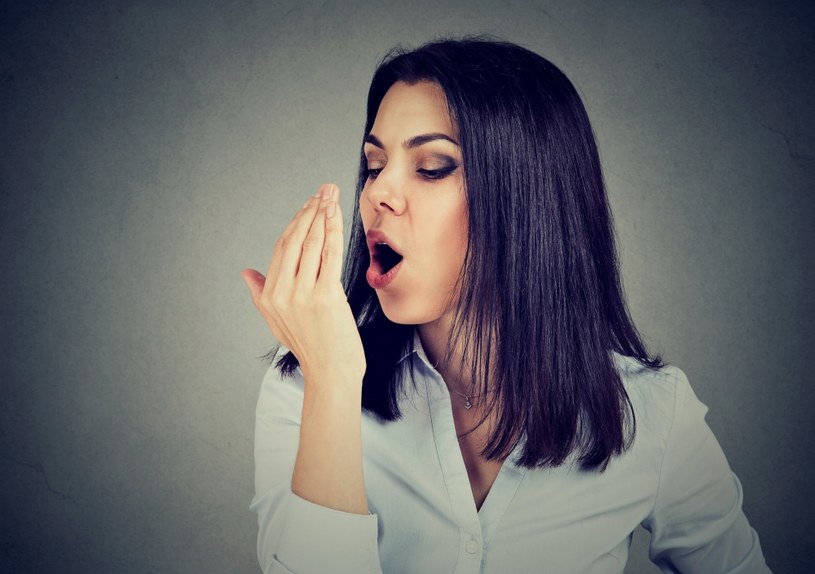 Przykry zapach z ust może być symptomem choroby /123RF/PICSEL
