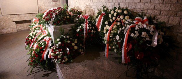 Przykryty kwiatami sarkofag Lecha i Marii Kaczyńskich /PAP/Stanisław Rozpędzik /PAP