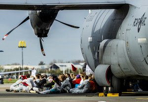 Przykuli się do samolotów. 100 osób aresztowanych w Amsterdamie
